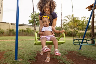 How To Swing On A Swing Set Properly: Teach Your Child Swinging Tricks!￼
